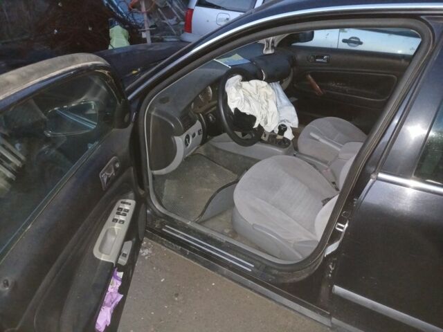 Синий Фольксваген Пассат СС, объемом двигателя 2 л и пробегом 200 тыс. км за 1700 $, фото 1 на Automoto.ua