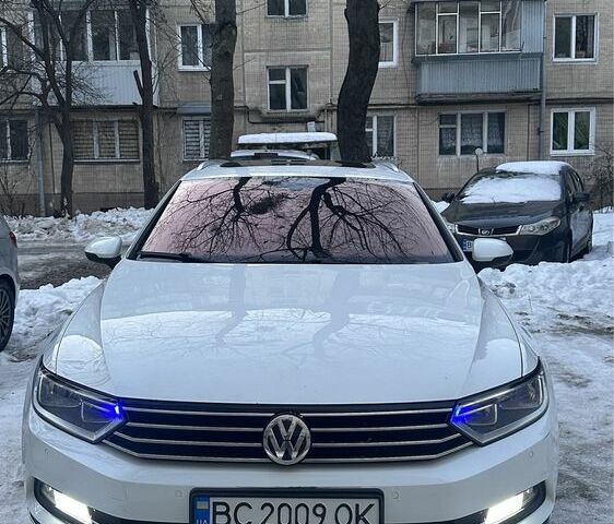 Білий Фольксваген Пассат Варіант, об'ємом двигуна 1.6 л та пробігом 307 тис. км за 13100 $, фото 1 на Automoto.ua