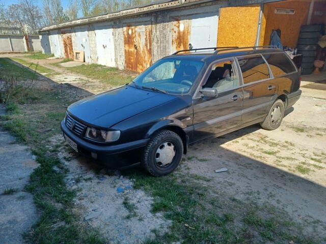 Чорний Фольксваген Пассат Варіант, об'ємом двигуна 1.8 л та пробігом 300 тис. км за 2950 $, фото 1 на Automoto.ua