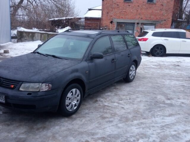 Черный Фольксваген Пассат Вариант, объемом двигателя 1.6 л и пробегом 300 тыс. км за 1200 $, фото 1 на Automoto.ua