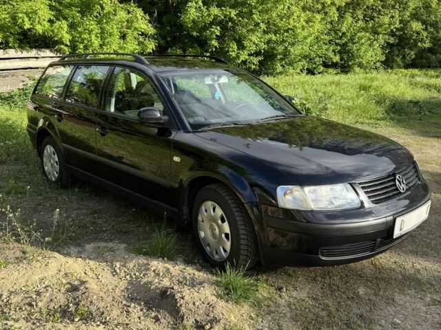 Черный Фольксваген Пассат Вариант, объемом двигателя 1.6 л и пробегом 300 тыс. км за 1700 $, фото 1 на Automoto.ua