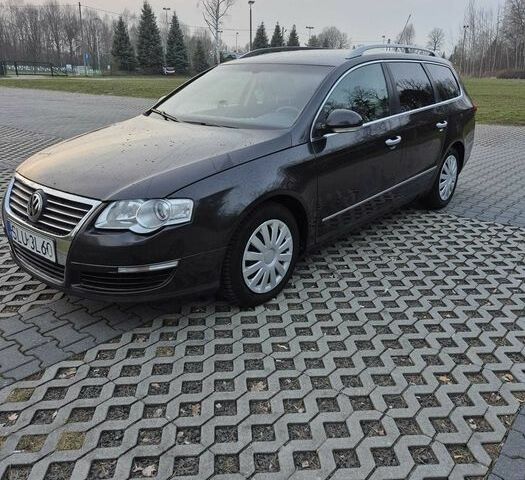 Черный Фольксваген Пассат Вариант, объемом двигателя 2 л и пробегом 210 тыс. км за 1772 $, фото 1 на Automoto.ua