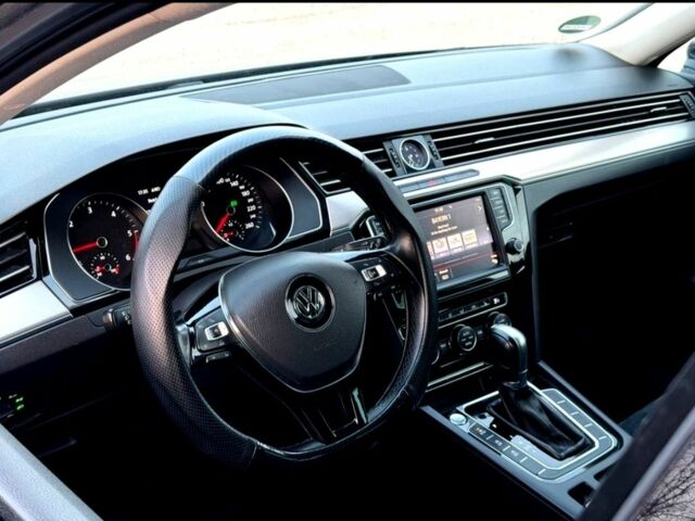 Черный Фольксваген Пассат Вариант, объемом двигателя 2 л и пробегом 210 тыс. км за 11282 $, фото 1 на Automoto.ua