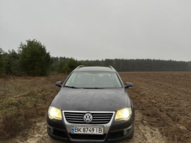 Коричневый Фольксваген Пассат Вариант, объемом двигателя 2 л и пробегом 300 тыс. км за 6000 $, фото 1 на Automoto.ua