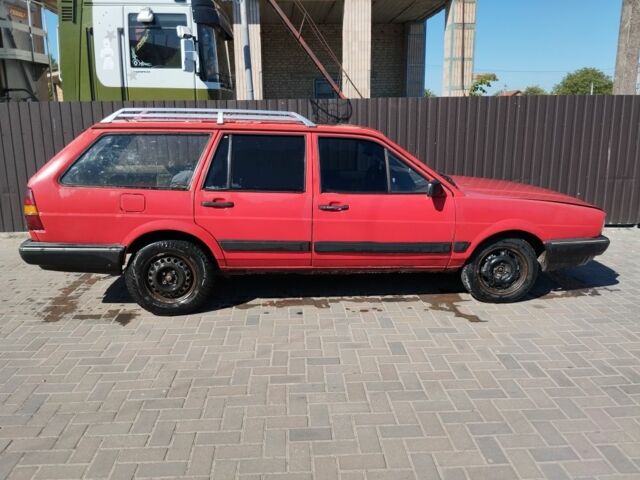 Красный Фольксваген Пассат Вариант, объемом двигателя 1 л и пробегом 200 тыс. км за 500 $, фото 1 на Automoto.ua