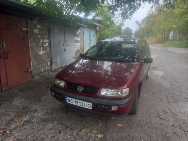 Червоний Фольксваген Пассат Варіант, об'ємом двигуна 1.8 л та пробігом 280 тис. км за 2750 $, фото 1 на Automoto.ua