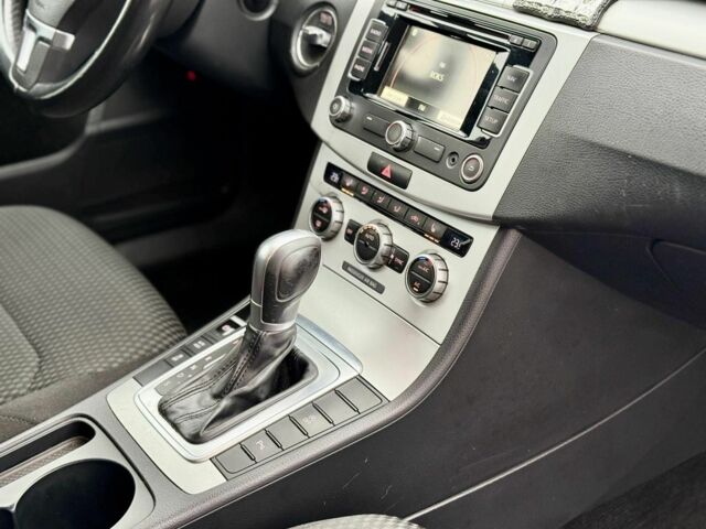 Красный Фольксваген Пассат Вариант, объемом двигателя 2 л и пробегом 300 тыс. км за 9200 $, фото 1 на Automoto.ua