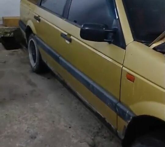 Желтый Фольксваген Пассат Вариант, объемом двигателя 1.6 л и пробегом 350 тыс. км за 1300 $, фото 1 на Automoto.ua