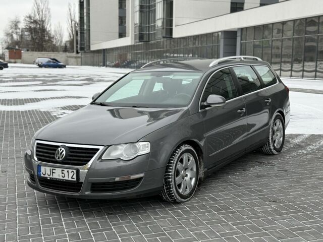 Серый Фольксваген Пассат Вариант, объемом двигателя 2 л и пробегом 317 тыс. км за 2599 $, фото 1 на Automoto.ua