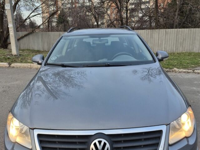 Сірий Фольксваген Пассат Варіант, об'ємом двигуна 2 л та пробігом 999 тис. км за 3000 $, фото 1 на Automoto.ua