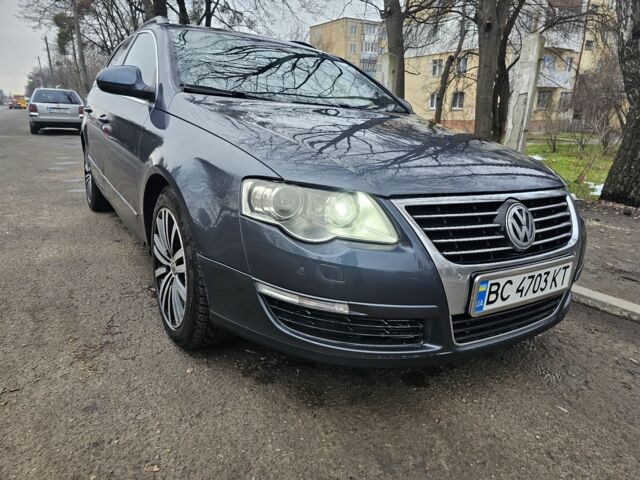 Серый Фольксваген Пассат Вариант, объемом двигателя 2 л и пробегом 300 тыс. км за 4950 $, фото 1 на Automoto.ua