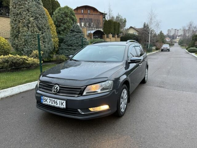 Серый Фольксваген Пассат Вариант, объемом двигателя 1.6 л и пробегом 300 тыс. км за 10200 $, фото 1 на Automoto.ua