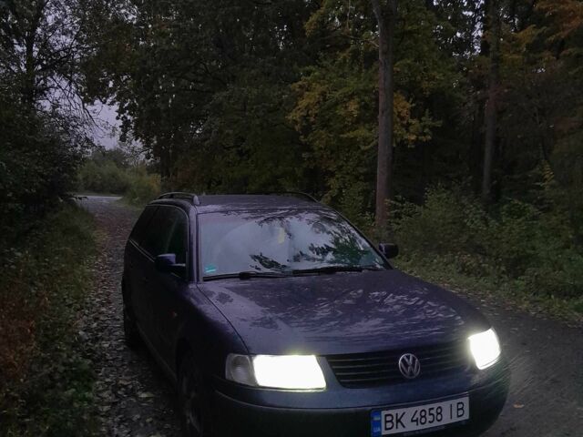 Синий Фольксваген Пассат Вариант, объемом двигателя 1.6 л и пробегом 290 тыс. км за 3000 $, фото 1 на Automoto.ua