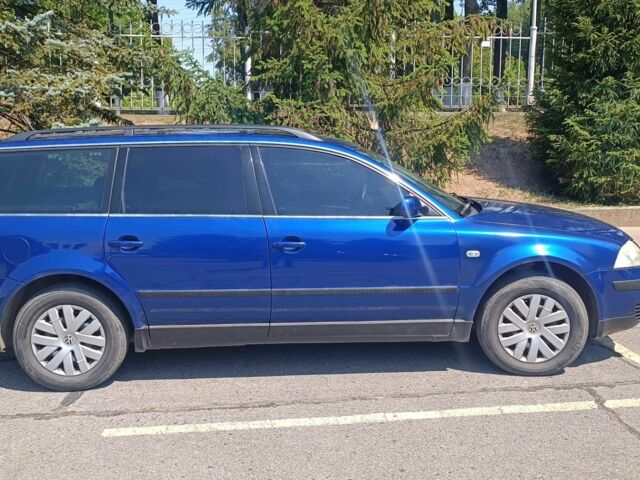 Синий Фольксваген Пассат Вариант, объемом двигателя 1.6 л и пробегом 330 тыс. км за 4969 $, фото 1 на Automoto.ua