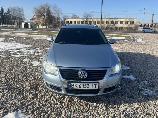 Синій Фольксваген Пассат Варіант, об'ємом двигуна 2 л та пробігом 329 тис. км за 5950 $, фото 1 на Automoto.ua