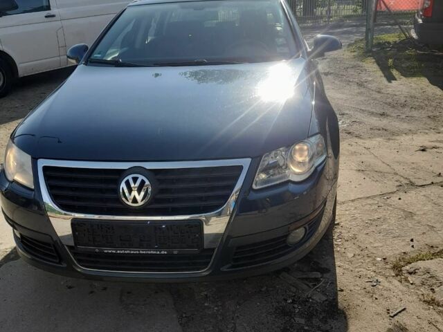 Синий Фольксваген Пассат Вариант, объемом двигателя 1.6 л и пробегом 260 тыс. км за 3940 $, фото 1 на Automoto.ua