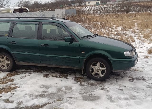 Зеленый Фольксваген Пассат Вариант, объемом двигателя 1.8 л и пробегом 295 тыс. км за 2600 $, фото 1 на Automoto.ua