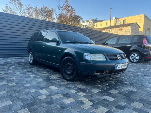 Зеленый Фольксваген Пассат Вариант, объемом двигателя 2.5 л и пробегом 237 тыс. км за 1800 $, фото 1 на Automoto.ua