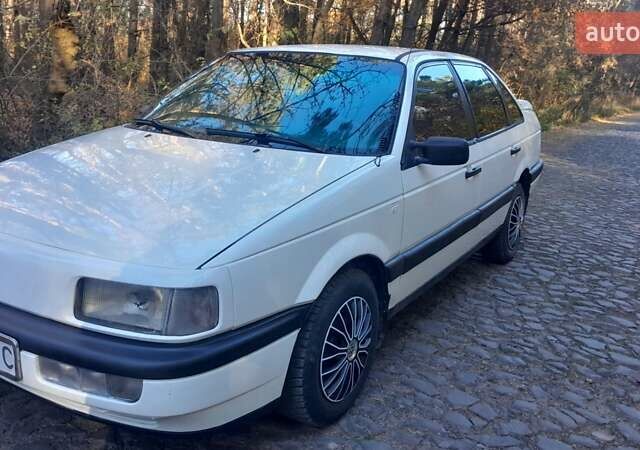 Белый Фольксваген Пассат, объемом двигателя 1.8 л и пробегом 300 тыс. км за 1600 $, фото 1 на Automoto.ua