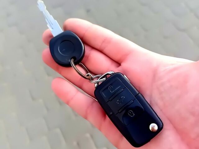 Білий Фольксваген Пассат, об'ємом двигуна 1.8 л та пробігом 300 тис. км за 1450 $, фото 1 на Automoto.ua