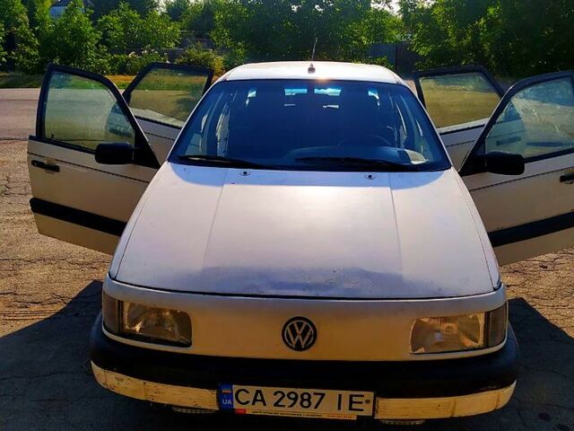 Белый Фольксваген Пассат, объемом двигателя 1.6 л и пробегом 303 тыс. км за 2100 $, фото 1 на Automoto.ua