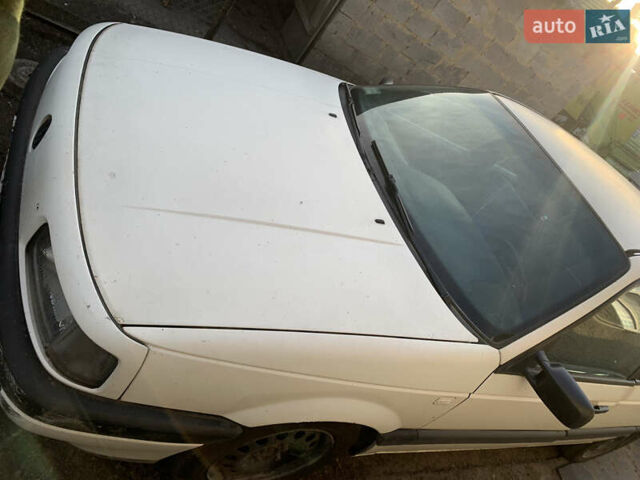 Білий Фольксваген Пассат, об'ємом двигуна 1.8 л та пробігом 396 тис. км за 2000 $, фото 1 на Automoto.ua