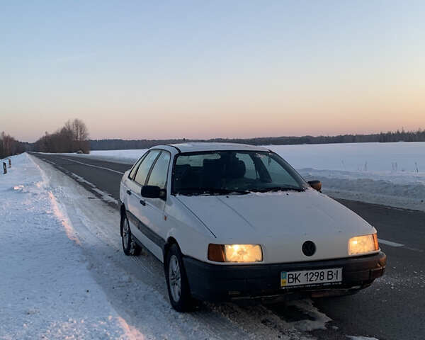 Білий Фольксваген Пассат, об'ємом двигуна 1.8 л та пробігом 300 тис. км за 1500 $, фото 1 на Automoto.ua