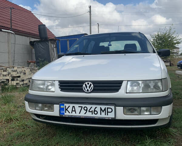 Белый Фольксваген Пассат, объемом двигателя 1.78 л и пробегом 165 тыс. км за 2900 $, фото 1 на Automoto.ua