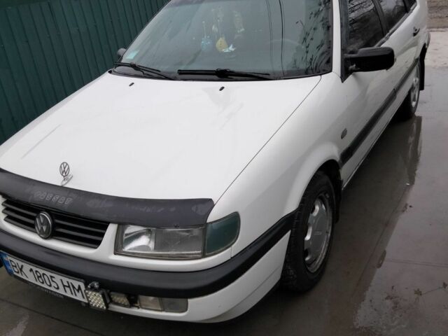 Белый Фольксваген Пассат, объемом двигателя 1.8 л и пробегом 290 тыс. км за 2400 $, фото 1 на Automoto.ua