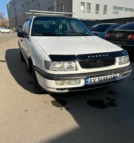 Белый Фольксваген Пассат, объемом двигателя 1.8 л и пробегом 372 тыс. км за 2600 $, фото 1 на Automoto.ua