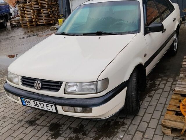 Белый Фольксваген Пассат, объемом двигателя 2 л и пробегом 400 тыс. км за 2100 $, фото 1 на Automoto.ua