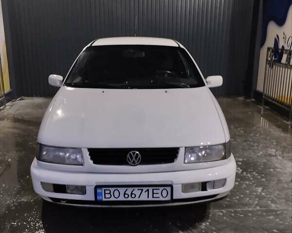 Белый Фольксваген Пассат, объемом двигателя 2 л и пробегом 220 тыс. км за 1800 $, фото 1 на Automoto.ua