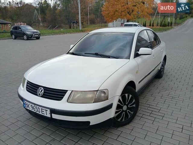 Белый Фольксваген Пассат, объемом двигателя 1.8 л и пробегом 324 тыс. км за 2100 $, фото 1 на Automoto.ua