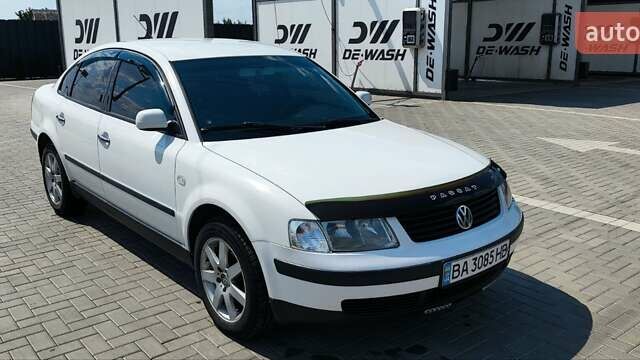 Белый Фольксваген Пассат, объемом двигателя 1.8 л и пробегом 220 тыс. км за 4999 $, фото 1 на Automoto.ua