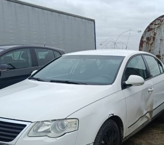 Белый Фольксваген Пассат, объемом двигателя 2 л и пробегом 290 тыс. км за 1680 $, фото 1 на Automoto.ua