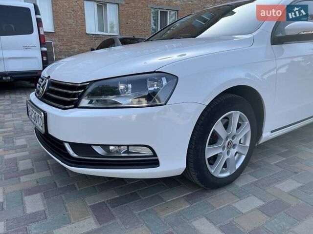 Белый Фольксваген Пассат, объемом двигателя 1.6 л и пробегом 280 тыс. км за 9999 $, фото 1 на Automoto.ua