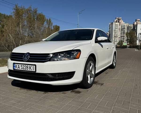 Белый Фольксваген Пассат, объемом двигателя 2.48 л и пробегом 225 тыс. км за 9500 $, фото 1 на Automoto.ua