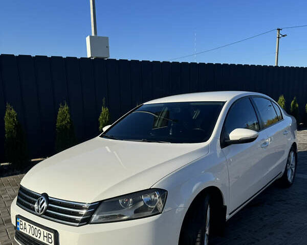 Фольксваген Пассат 2012 в Новоукраинке на Automoto.ua Белый Фольксваген Пассат, объемом двигателя 1.97 л и пробегом 162 тыс. км за 14400 $, фото 1 на Automoto.ua