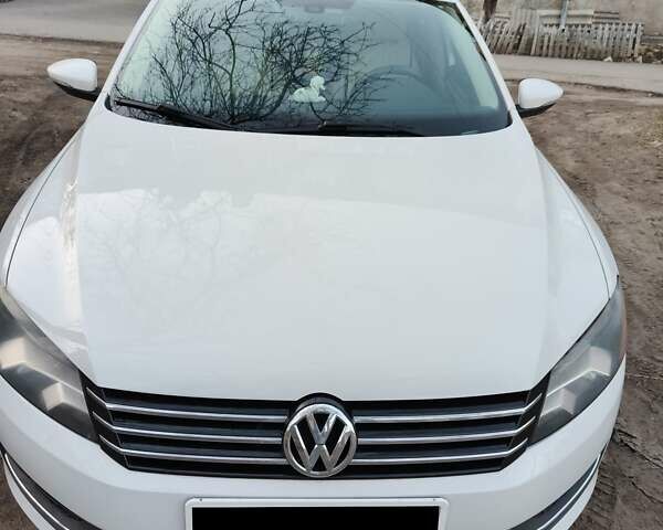 Белый Фольксваген Пассат, объемом двигателя 2.5 л и пробегом 375 тыс. км за 8000 $, фото 1 на Automoto.ua