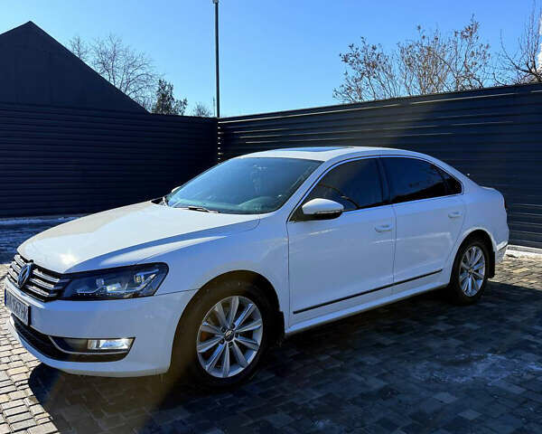 Білий Фольксваген Пассат, об'ємом двигуна 2.5 л та пробігом 210 тис. км за 13000 $, фото 1 на Automoto.ua