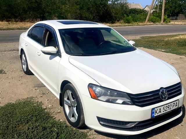 Білий Фольксваген Пассат, об'ємом двигуна 2.5 л та пробігом 200 тис. км за 11100 $, фото 1 на Automoto.ua