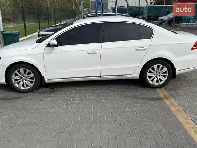 Білий Фольксваген Пассат, об'ємом двигуна 1.6 л та пробігом 275 тис. км за 9300 $, фото 1 на Automoto.ua