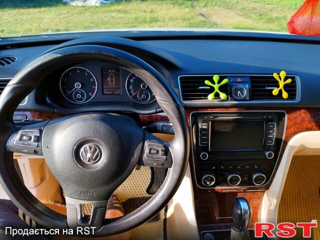 Белый Фольксваген Пассат, объемом двигателя 2.5 л и пробегом 137 тыс. км за 12600 $, фото 1 на Automoto.ua