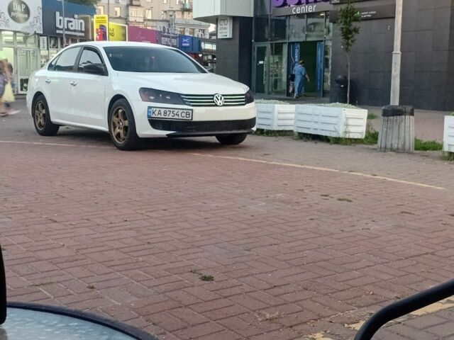 Белый Фольксваген Пассат, объемом двигателя 2.5 л и пробегом 175 тыс. км за 9900 $, фото 1 на Automoto.ua