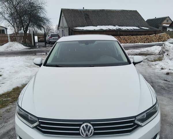 Белый Фольксваген Пассат, объемом двигателя 1.97 л и пробегом 248 тыс. км за 14000 $, фото 1 на Automoto.ua
