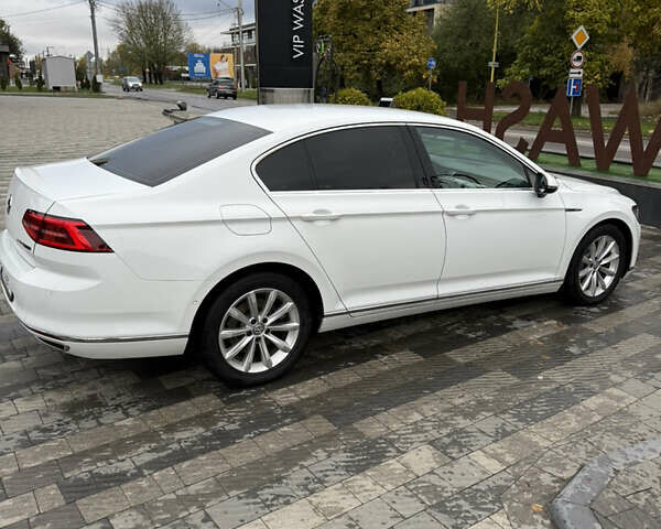 Белый Фольксваген Пассат, объемом двигателя 1.97 л и пробегом 219 тыс. км за 19300 $, фото 1 на Automoto.ua