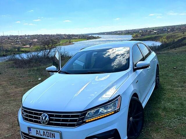 Белый Фольксваген Пассат, объемом двигателя 1.8 л и пробегом 155 тыс. км за 15000 $, фото 1 на Automoto.ua