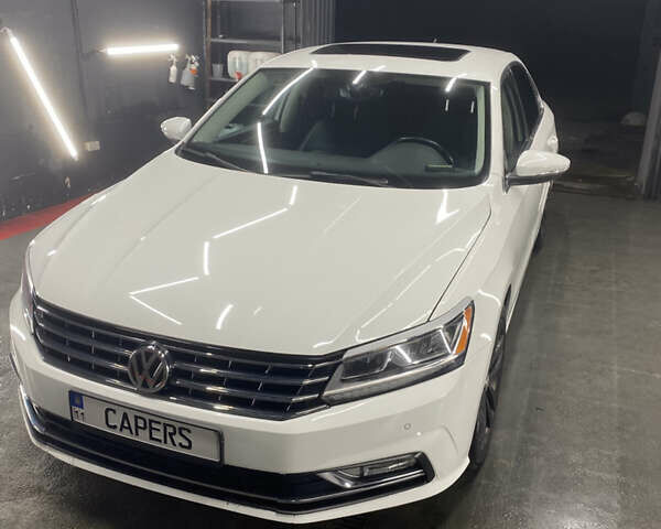 Белый Фольксваген Пассат, объемом двигателя 1.8 л и пробегом 207 тыс. км за 12500 $, фото 1 на Automoto.ua