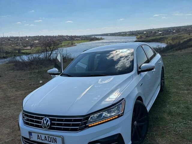 Белый Фольксваген Пассат, объемом двигателя 1.8 л и пробегом 155 тыс. км за 15000 $, фото 1 на Automoto.ua