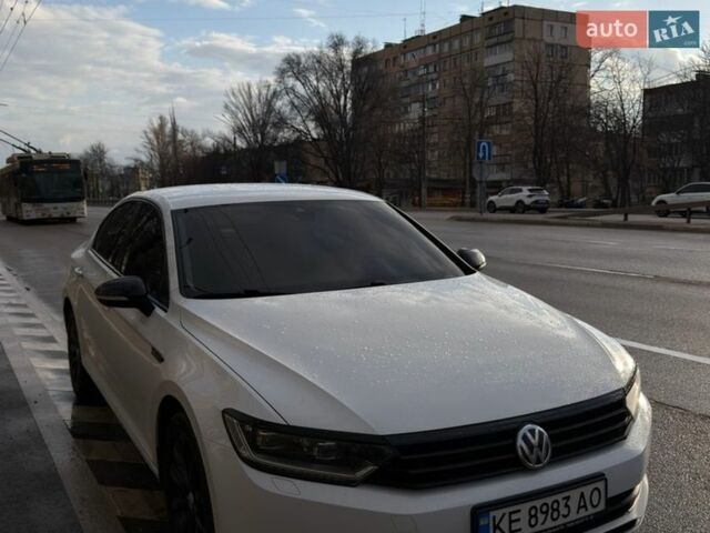 Белый Фольксваген Пассат, объемом двигателя 1.97 л и пробегом 196 тыс. км за 17500 $, фото 1 на Automoto.ua